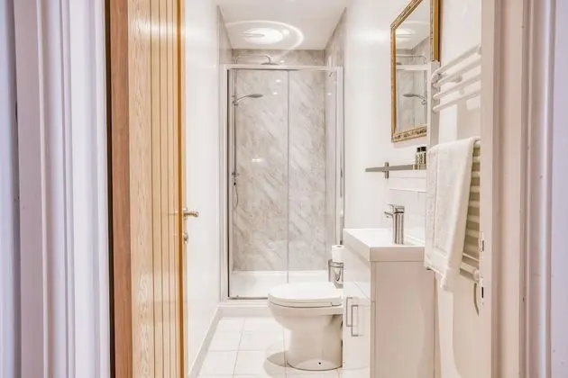 King Size 1 Bedroom Comfort Apartment en Suite Shower Free Toiletries Wifi and Hairdryer - Banyo Tipleri