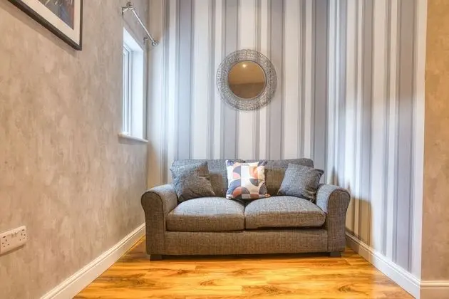 King Size 1 Bedroom Comfort Apartment en Suite Shower Free Toiletries Wifi and Hairdryer - Bar