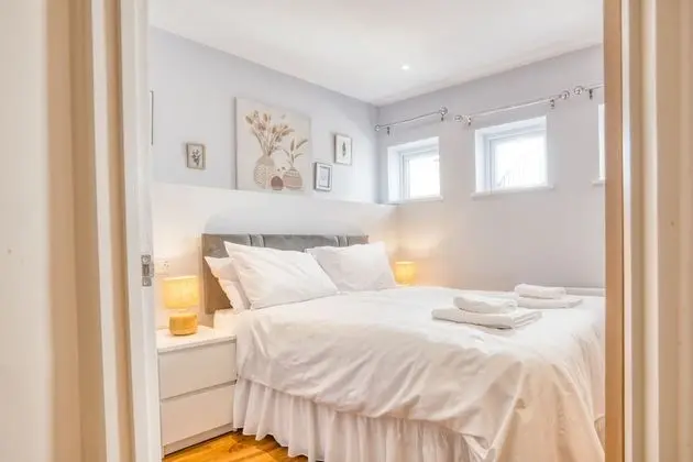 King Size 1 Bedroom Comfort Apartment en Suite Shower Free Toiletries Wifi and Hairdryer - Oda