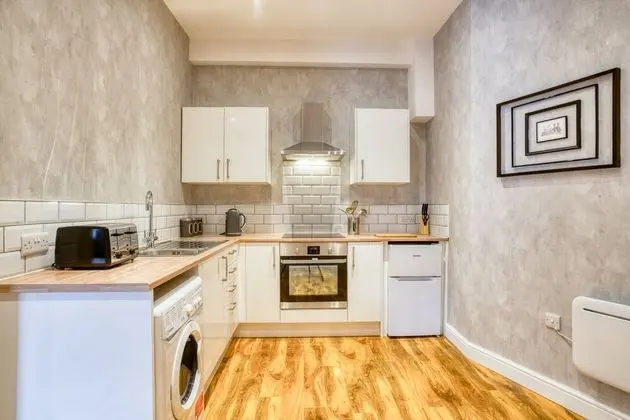 King Size 1 Bedroom Comfort Apartment en Suite Shower Free Toiletries Wifi and Hairdryer - Öne Çıkan Resim