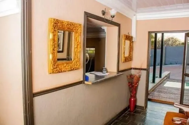 Kings Hotel and Gallery - Lobi