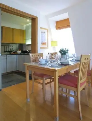 Kings Wardrobe Apartments - Oda Düzeni