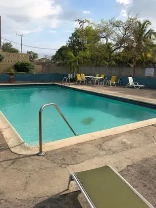 Kingston Luxury Condo Apartment - Havuz