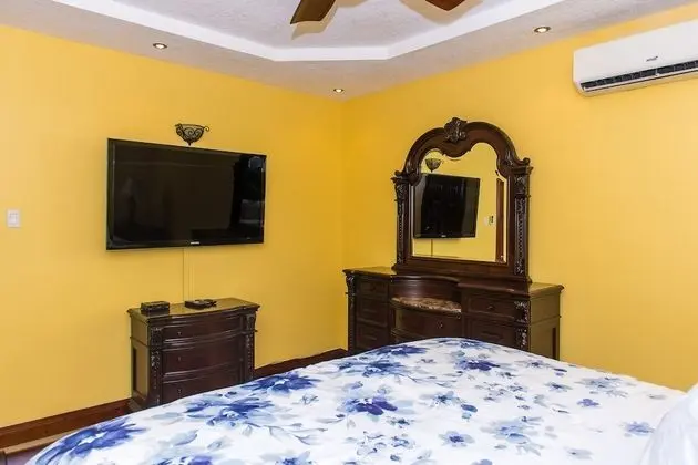 Kingston Luxury Family Retreat - Oda
