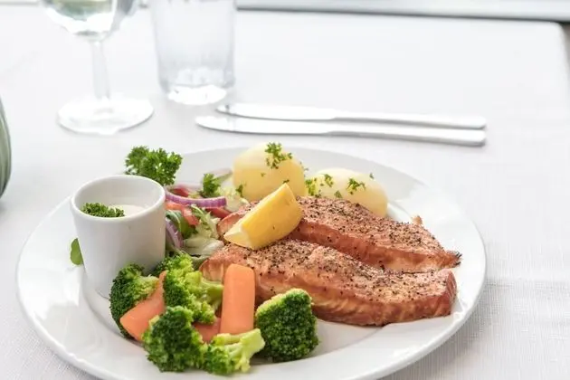 Kinn Hotell Florø - Yerinde Yemek