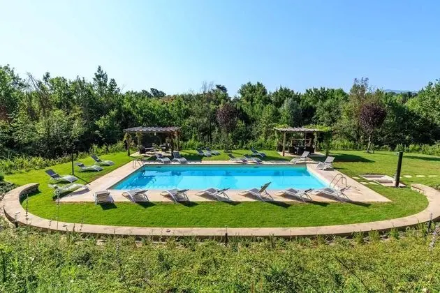 Kinzia Farmhouse Apartment Close to Lucca Walls