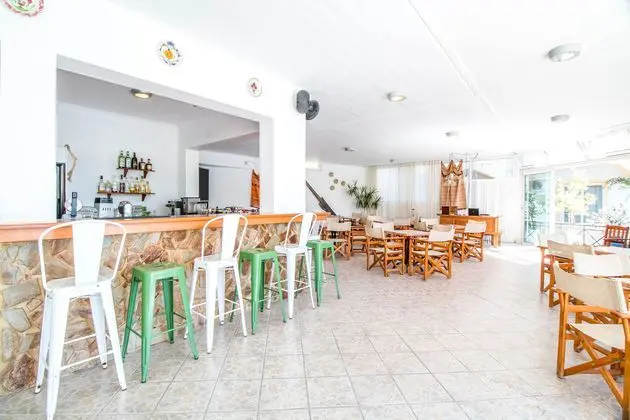 Kiras Studios - Bar