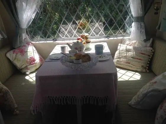 Kitty Unique 60s Caravan set in Pretty Garden - İç Mekan