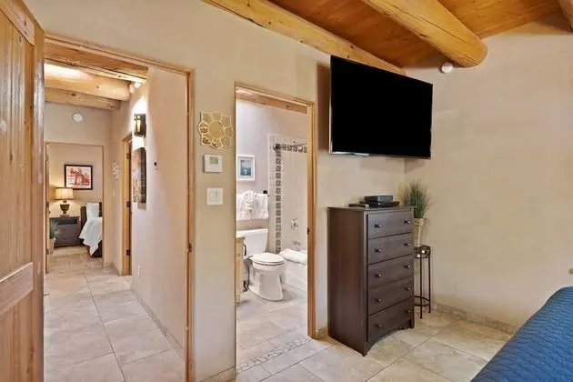 Kiva - Stunning & Lovely With Kiva Fireplace, Walk to the Plaza and the Railyard