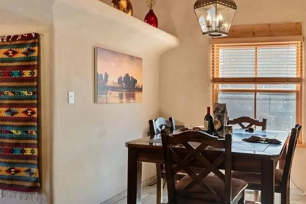 Kiva - Stunning & Lovely With Kiva Fireplace, Walk to the Plaza and the Railyard - Mutfak