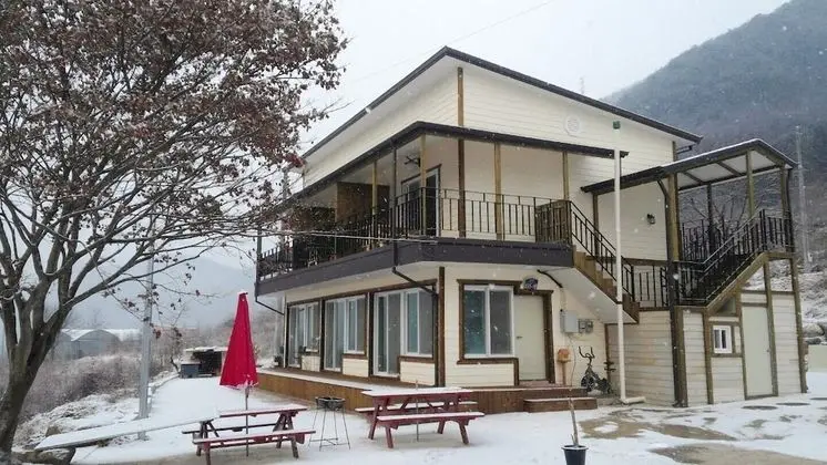 Kkeomeokda-ri Pension