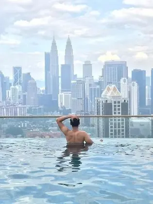 KL SKYLINE HOSTEL ROOFTOP INFINITY SKYPOOL