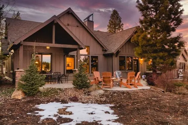 Klamath by Avantstay Gorgeous Mountain Home w/ Fire Pit, Spa & Lake Views