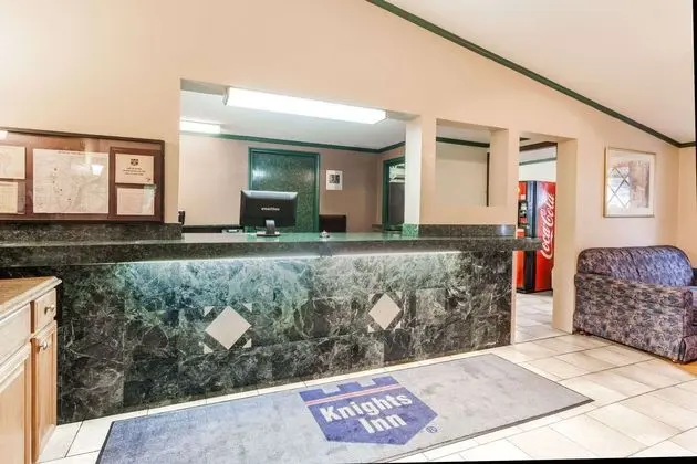 Knights Inn Detroit Area/Farmington Hills - Lobi