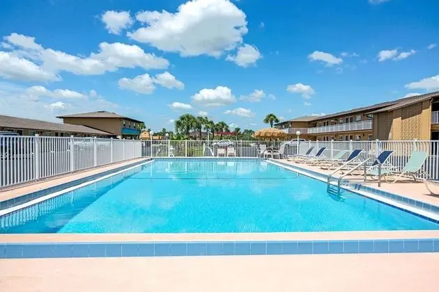 Knights Inn Kissimmee - Havuz