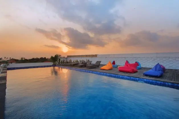 Koa D'Surfer Hotel - Havuz