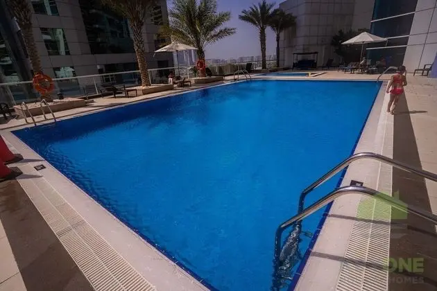KOHH – 1BR in Botanica Tower - Havuz