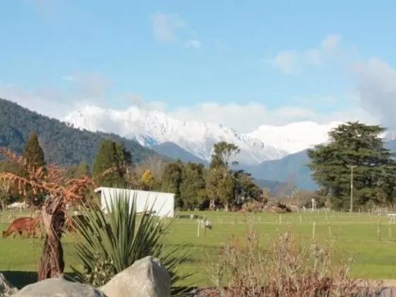 Kokatahi Valley Country Inn - 1