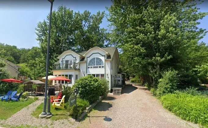 Kokomo Inn - Tropical Riverfront B&B