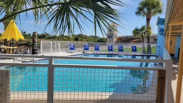 Kon Tiki Inn - Havuz