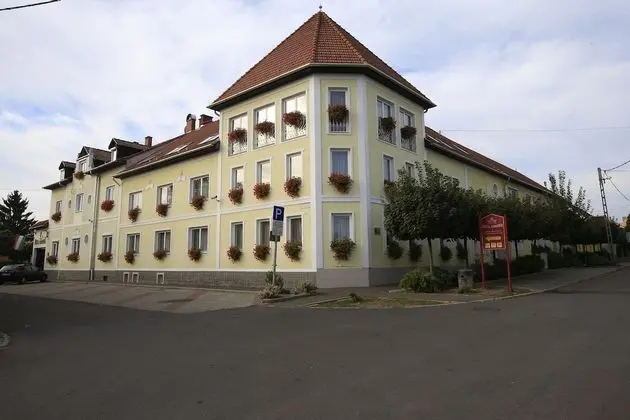 Hotel Korona Eger - Dış Mekan