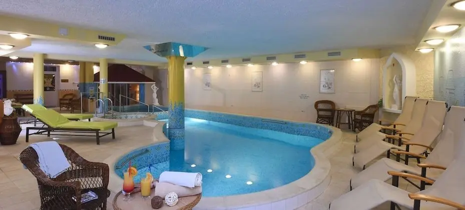 Hotel Korona Eger - Havuz