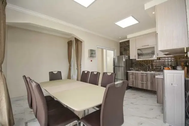 Villa Kota Bunga Puncak 4 Bedroom - Oda Düzeni