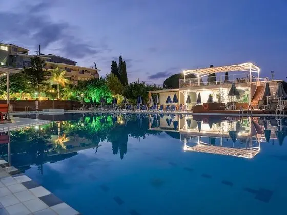 Koukounaria Hotel & Suites - Havuz