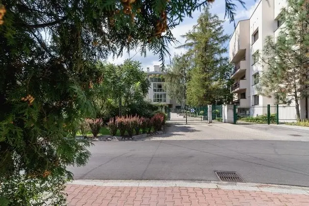 Kraków Błonia Apartment by Renters - Dış Mekan