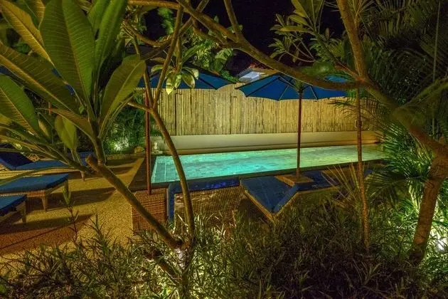 Kura Kura Beach Resort - Havuz