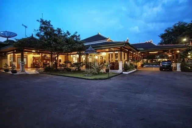 Kusuma Sahid Prince Hotel - Dış Mekan