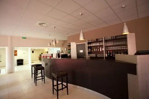 Kyriad Aix Les Milles Plan De Campagne - Bar