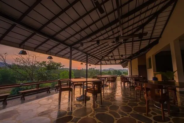 Kyriad Prestige Riverside Amba Ghat - Yerinde Yemek