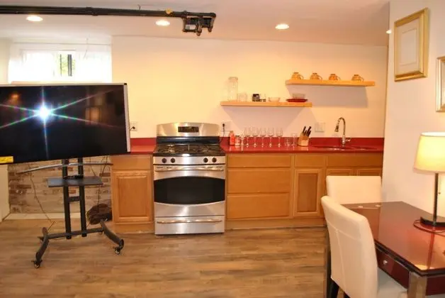 l 3 into Newark Airport Lower Level Apartment - Mutfak