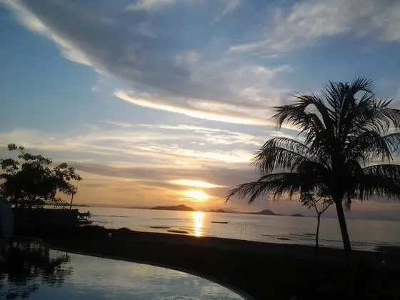 L Bajo Hotel