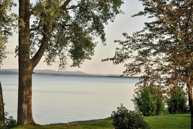 La Cache du Lac Champlain by Ôrigine