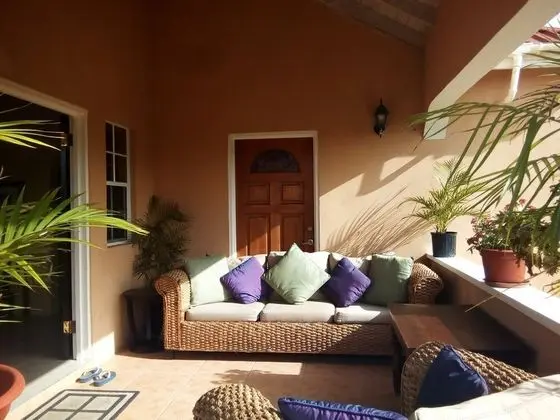 La Casa de Joy Airport Apartments