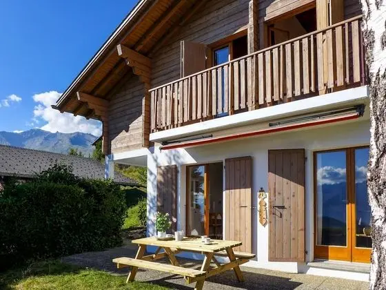 La D l ge Lens in Lens