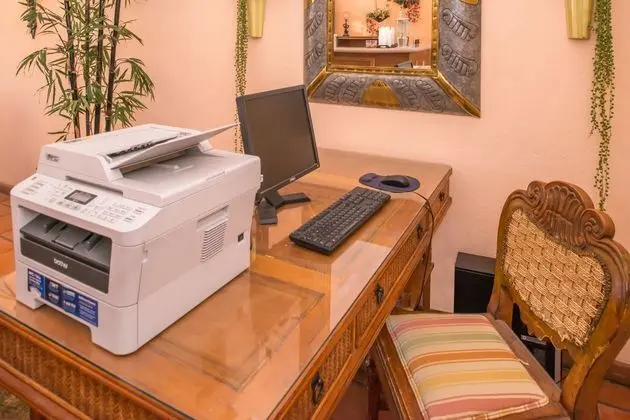 La Fuente Inn & Suites