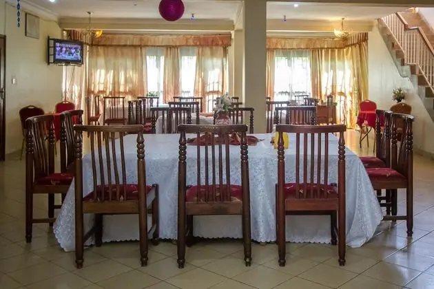 La Grand Chez Johnson Hotel Muyenga - Yerinde Yemek