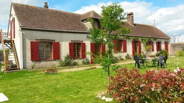 La Longère aux Volets Rouges