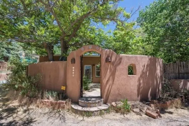 La Luz - Luxurious East Side Adobe With Hot Tub and Kiva Fireplace, Walk Everywhere