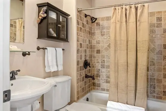 La Luz - Luxurious East Side Adobe With Hot Tub and Kiva Fireplace, Walk Everywhere - Banyo Tipleri