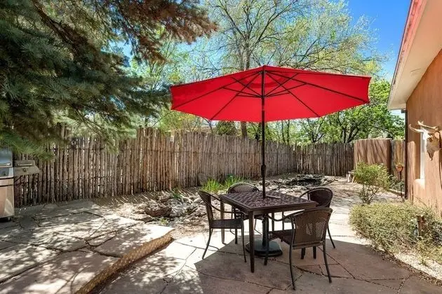 La Luz - Luxurious East Side Adobe With Hot Tub and Kiva Fireplace, Walk Everywhere - Oda Düzeni