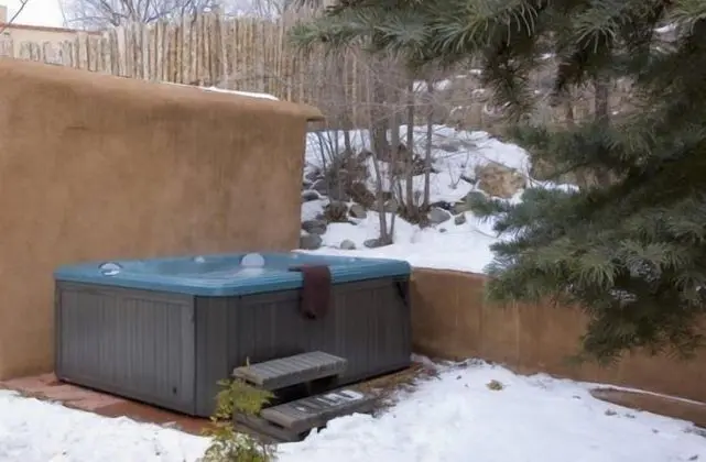 La Luz - Luxurious East Side Adobe With Hot Tub and Kiva Fireplace, Walk Everywhere - Spa