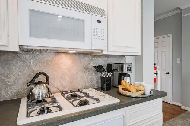 La Maison Heights in Houston Heights, Luxury Stays, Work-cation, High Speed Wifi - Mutfak