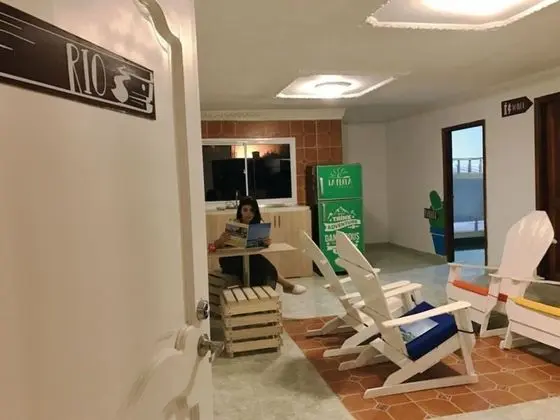 La Perla Hostel - Lobi