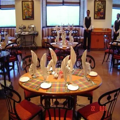 La Place Sarovar Portico, Lucknow - Yerinde Yemek