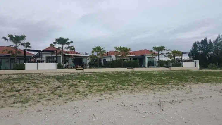La Playa Beach Front Pool Villa Cha-am - Plaj