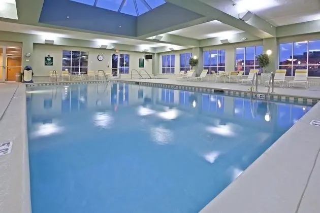 La Quinta Inn & Suites Bannockburn-Deerfield - Havuz